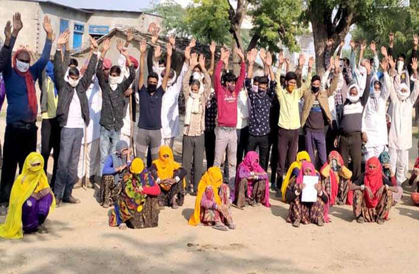 पंचायतराज चुनाव: बीस सल से नही बनी सडक़ , ग्रामीणों ने मतदान बहिष्कार का लिया निर्णय पंचायतराज चुनाव: बीस सल से नही बनी सडक़ , ग्रामीणों ने मतदान बहिष्कार का लिया निर्णय