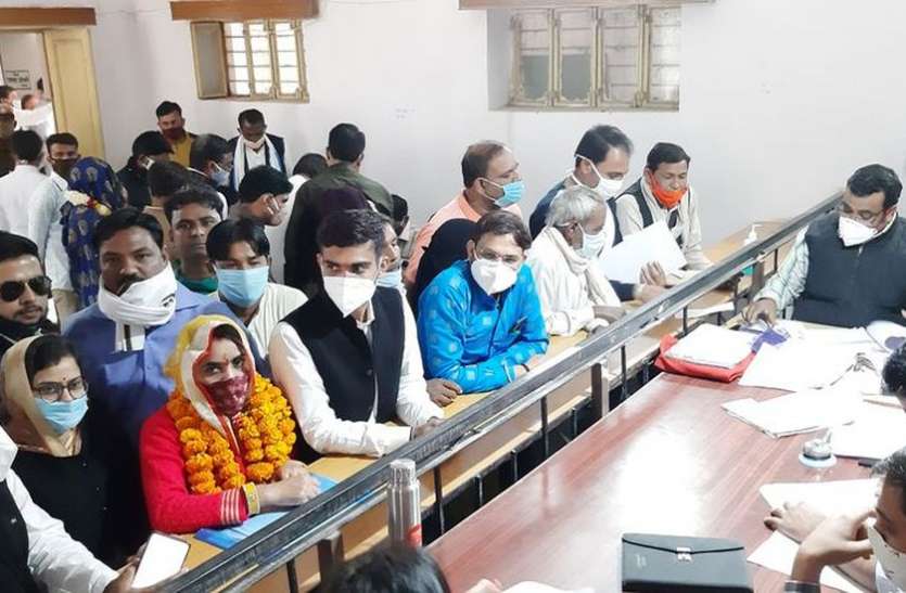35 वार्डों के लिए 189 प्रत्याशियों ने 265 नामांकन किए दाखिल 35 वार्डों के लिए 189 प्रत्याशियों ने 265 नामांकन किए दाखिल