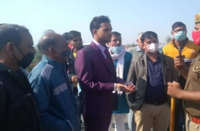 meerut3.jpg किसानों के जाम के कारण फंसी गाड़ी तो बारातियों संग पैदल ही दुल्हन लेने निकल पड़ा दूल्हा
