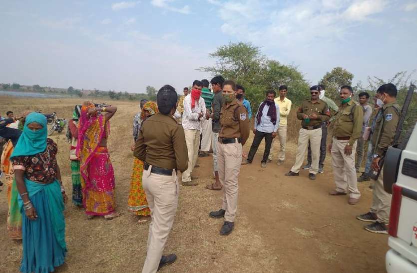 The villagers took the ranger hostage when the young man was caught on suspicion of cutting wood लकड़ी कटाई के शक में युवक को पकड़ा तो ग्रामीणों ने रेंजर को बना लिया बंधक