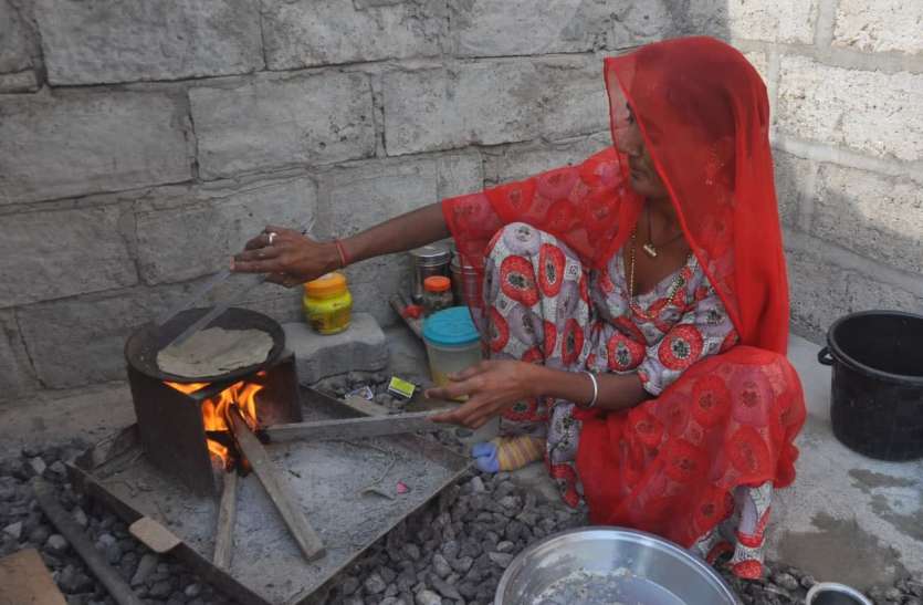 चूल्हे नहीं जल रहे, पेट की आग बुझाना मुश्किल चूल्हे नहीं जल रहे, पेट की आग बुझाना मुश्किल