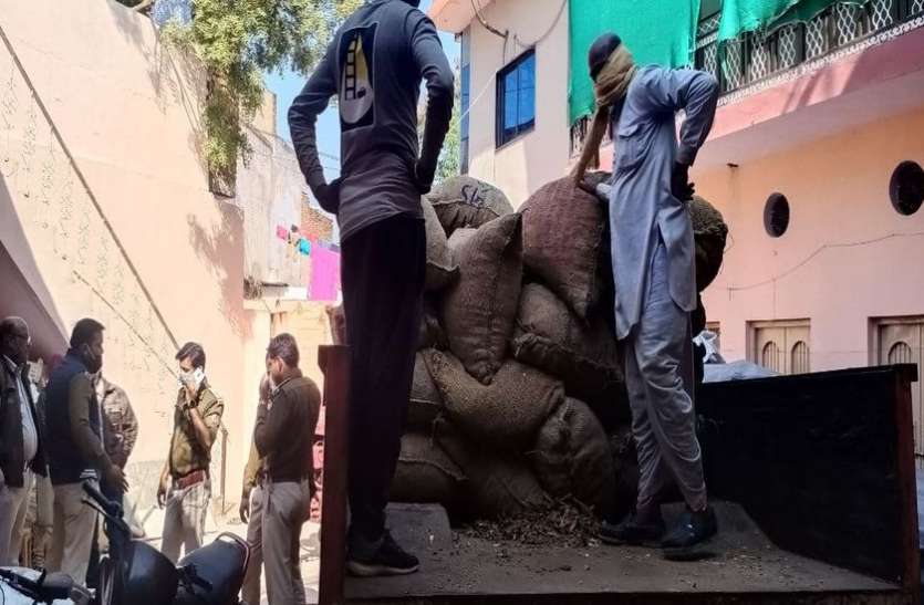 वन विभाग की टीम ने कारोबारी के यहां से 50 क्विंटल कुरैठा की छाल जब्त की वन विभाग की टीम ने कारोबारी के यहां से 50 क्विंटल कुरैठा की छाल जब्त की