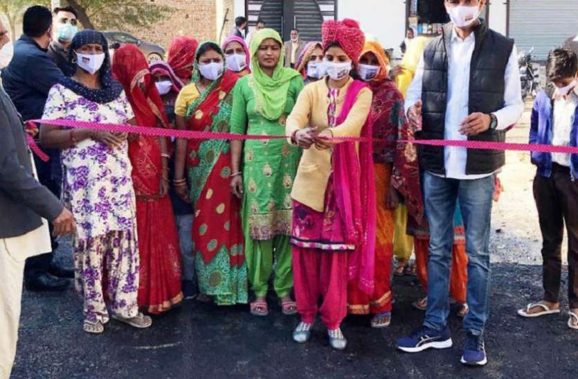 श्रीगंगानगर में नई पहल: बारात पहुंचने से पहले दूल्हन के हाथों से कराया सड़क का निर्माण श्रीगंगानगर में नई पहल: बारात पहुंचने से पहले दूल्हन के हाथों से कराया सड़क का निर्माण