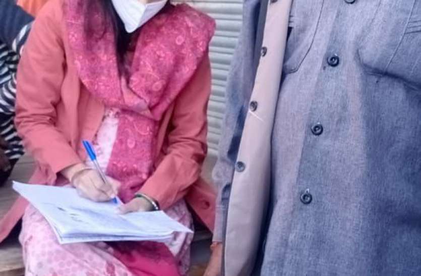 ग्रामीणों की शिकायत पर खेरिया तोर की पीडीएस दुकान पर कार्रवाई ग्रामीणों की शिकायत पर खेरिया तोर की पीडीएस दुकान पर कार्रवाई