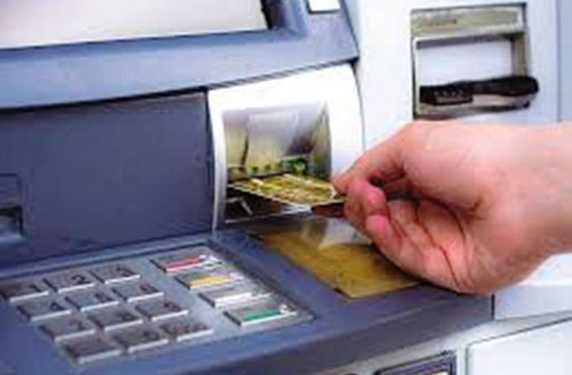 ATM कान्हा की नगरी में एटीएम दे रहे दगा, नहीं काम आ रहा कोई भी सगा