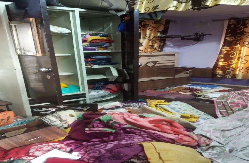 कोरोना संकट में घर लौटे तो चोरों ने किया माल साफ कोरोना संकट में घर लौटे तो चोरों ने किया माल साफ
