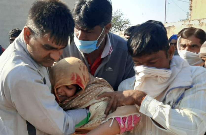 सीआरपीएफ जवान को तीन साल के बेटे ने दी मुखाग्नि, आंखें हुईं नम, देखें तस्वीरें