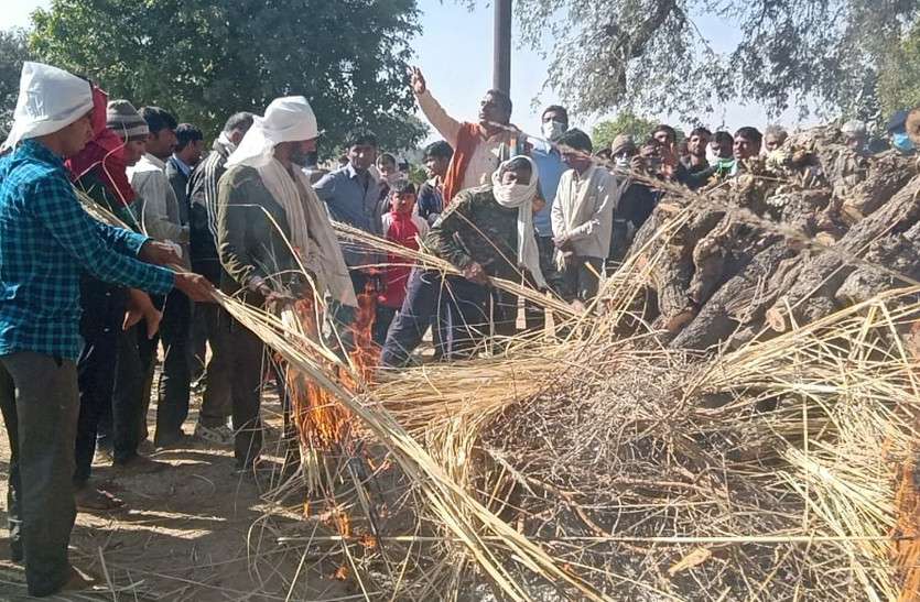 सीआरपीएफ जवान को तीन साल के बेटे ने दी मुखाग्नि, आंखें हुईं नम, देखें तस्वीरें