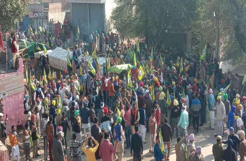 श्रीगंगानगर.-हनुमानगढ़ के किसानों को डबवाली में पुलिस ने रोका, बैरिकेट्स तोड़ किसान दिल्ली की तरफ हुए रवाना श्रीगंगानगर.-हनुमानगढ़ के किसानों को डबवाली में पुलिस ने रोका, बैरिकेट्स तोड़ किसान दिल्ली की तरफ हुए रवाना