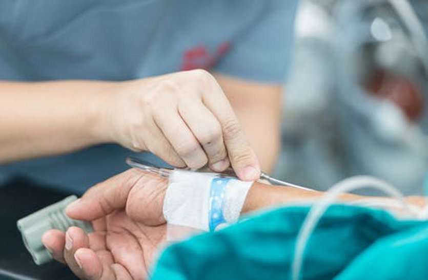 कोविड अस्पताल में बड़ी लापरवाही, कोरोना पॉजिटिव महिला को नर्स ने चढ़ा दिया एक्सपायरी ग्लूकोज कोविड अस्पताल में बड़ी लापरवाही, कोरोना पॉजिटिव महिला को नर्स ने चढ़ा दिया एक्सपायरी ग्लूकोज