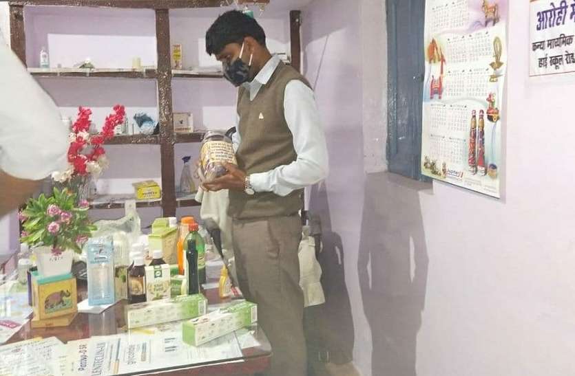 Bahoriband BMO, Dr. Anurag Shukla said that Dr. Tiwari Clinic and Dr. Bengali Clinic at Slimanabad were examined on Friday. During the investigation both the clinics were found to be operating unlicensed. अवैध रूप से संचालित हो रहे दो क्लीनिक सील