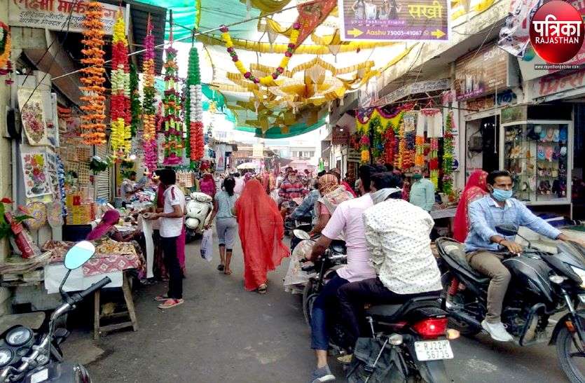 शहर के मुख्य बाजारों में अतिक्रमण, पैदल चलना मुश्किल शहर के मुख्य बाजारों में अतिक्रमण, पैदल चलना मुश्किल