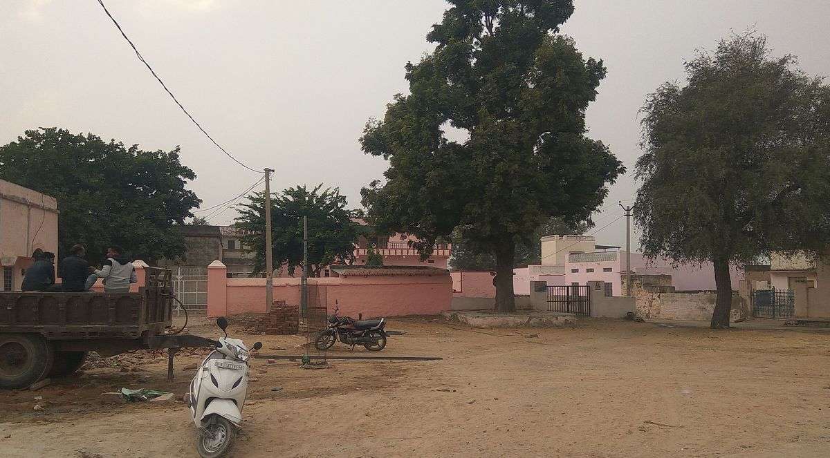 - पचास घरों का गांव हरनाथपुरा