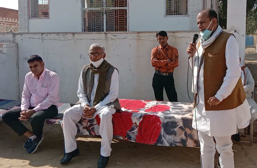 चुनाव प्रचार में बता रहे अपनी उपलब्धियां चुनाव प्रचार में बता रहे अपनी उपलब्धियां