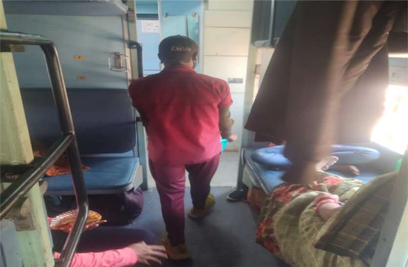 Vendor remained in the goods after visiting the trains even after the ban in the Corona era कोरोना काल में प्रतिबंध के बाद भी ट्रेनों में जाकर सामान बेंच रहे वेंडर