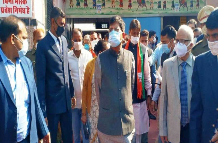 अब बिजली से दौड़ेंगी ट्रेनें, रेलमंत्री ने दी सौगात अब बिजली से दौड़ेंगी ट्रेनें, रेलमंत्री ने दी सौगात
