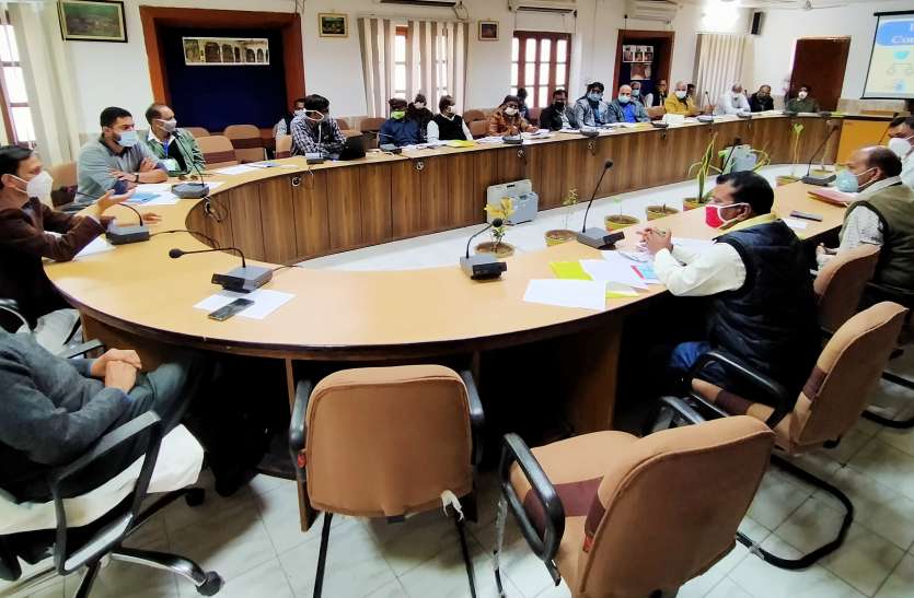 सैनिटाइजर और मास्क का उपयोग प्रत्येक मतदाता करें सैनिटाइजर और मास्क का उपयोग प्रत्येक मतदाता करें