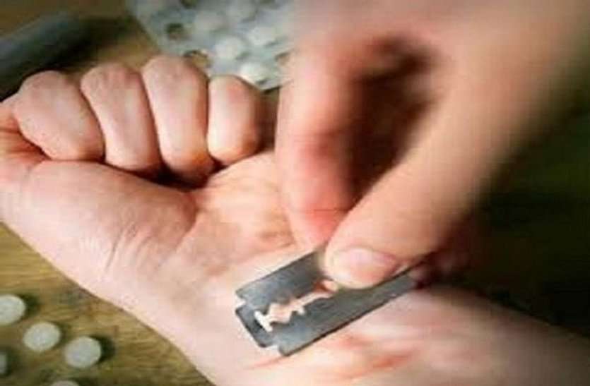 चार महीने पहले मां की मौत, सदमे में बेटे ने अपने गले और हाथ की कलाई को ब्लेड से काटा चार महीने पहले मां की मौत, सदमे में बेटे ने अपने गले और हाथ की कलाई को ब्लेड से काटा
