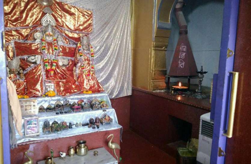 चतुर्भुज नाथ के दरबार में 28 साल से चल रहा है कीर्तन, 500 साल से जल रही है अखंड ज्योति चतुर्भुज नाथ के दरबार में 28 साल से चल रहा है कीर्तन, 500 साल से जल रही है अखंड ज्योति