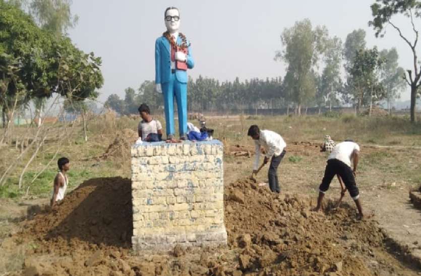 अंबेडकर की मूर्ति के जीर्णाधार को लेकर आमने-सामने आए पुलिस और ग्रामीण, कोतवाली का किया घेराव अंबेडकर की मूर्ति के जीर्णाोधार को लेकर आमने-सामने आए पुलिस और ग्रामीण, कोतवाली का किया घेराव