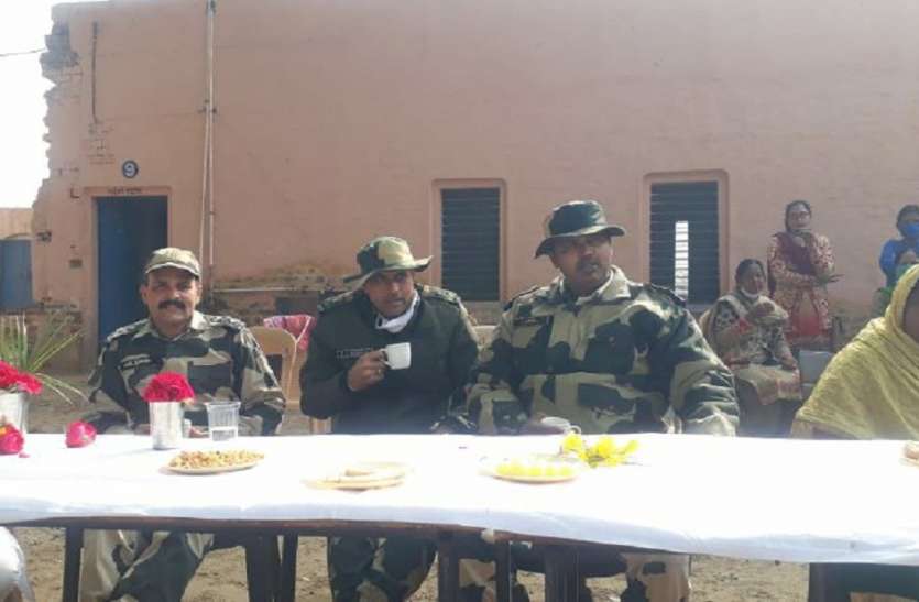 बीएसएफ कर रही ग्रामीणों की मदद, स्कूल को भेंट किया सामान बीएसएफ कर रही ग्रामीणों की मदद, स्कूल को भेंट किया सामान