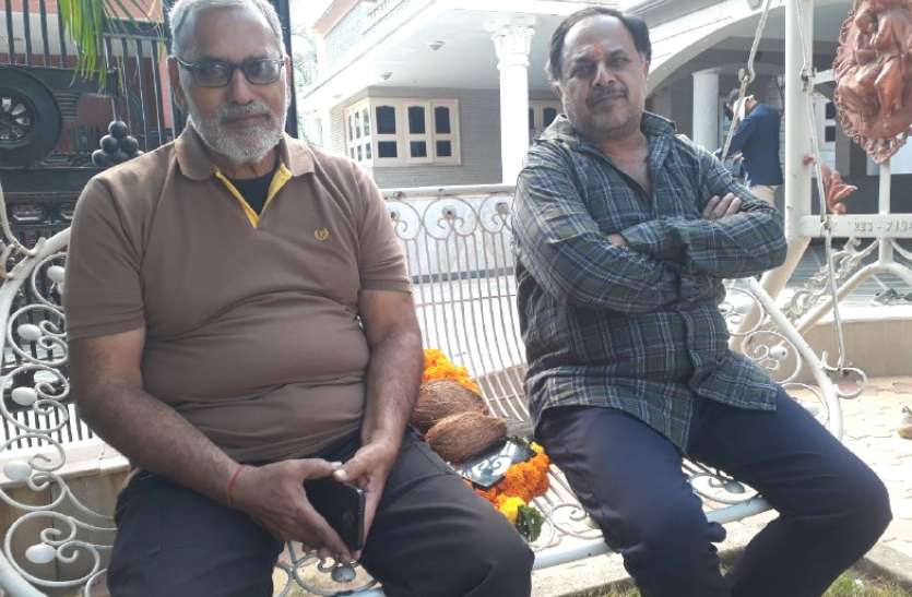Om Prakash Sharma with friend 67 की उम्र में 3500 किमी साइकिल चलाकर नर्मदा परिक्रमा करने का जज्बा