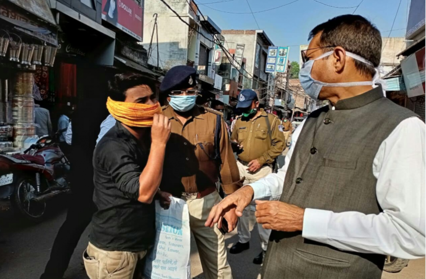 news बिना मास्क घूमने वालों की खैर नहीं, कलेक्टर ने मैदान में उतरकर खुद बनाए 100 से 500 रुपये के चालान