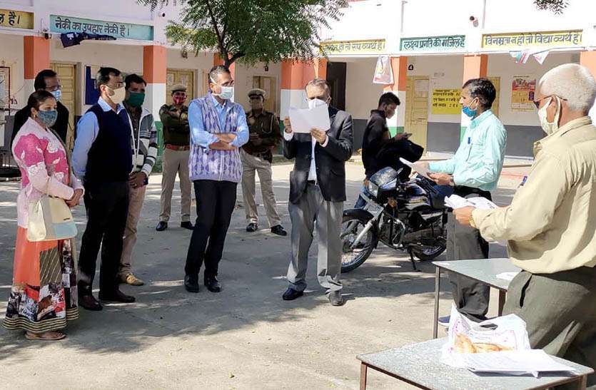 मुख्य चुनाव आयुक्त ने किया मतदान केन्द्रों का निरीक्षण, कलक्टर को नहीं पहचान पाया बीएलओ मुख्य चुनाव आयुक्त ने किया मतदान केन्द्रों का निरीक्षण, कलक्टर को नहीं पहचान पाया बीएलओ