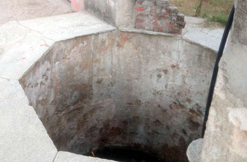 बारात की निकासी के दौरान बिना मुण्डेर के कुएं में गिरी बालिका को बचाया बारात की निकासी के दौरान बिना मुण्डेर के कुएं में गिरी बालिका को बचाया