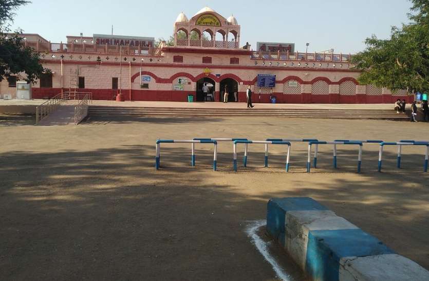 रेलमंंत्री के आगमन पर दुल्हन की तरह सजाया रेलवे स्टेशन रेलमंंत्री के आगमन पर दुल्हन की तरह सजाया रेलवे स्टेशन