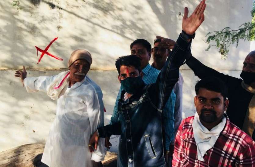 हाईकोर्ट ने कलक्टर को तलब किया तो चेता प्रशासन, दुकान-मकान पर लगाए लाल निशान,हाईकोर्ट ने कलक्टर को तलब किया तो चेता प्रशासन, दुकान-मकान पर लगाए लाल निशान हाईकोर्ट ने कलक्टर को तलब किया तो चेता प्रशासन, दुकान-मकान पर लगाए लाल निशान