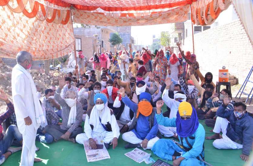 अतिक्रमण हटाने का विरोध, नागरिकों ने लगाया धरना अतिक्रमण हटाने का विरोध, नागरिकों ने लगाया धरना