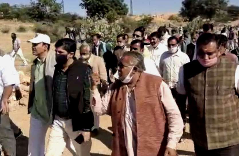 कुमावत समाज के श्मशान स्थल का सभापति ने लिया जायजा कुमावत समाज के श्मशान स्थल का सभापति ने लिया जायजा