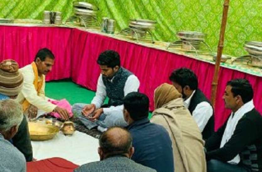 kisan-1.jpg बेटे की सगाई में आए पांच लाख रुपये लाैटाकर किसान ने कहा दहेज लेना पाप