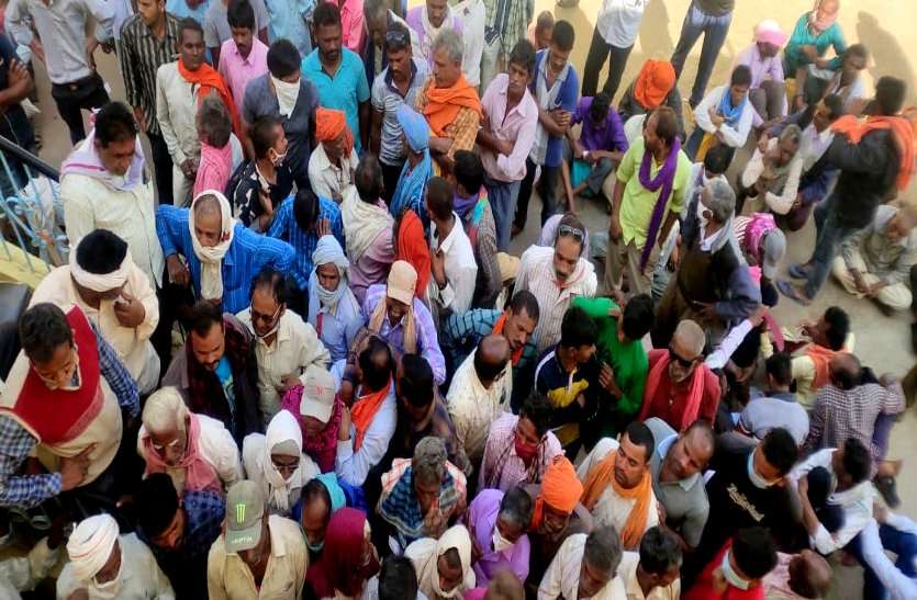 धान खरीदी: किसानों को पहले ही दिन सॉफ्टवेयर ने दिया धोखा, समितियों में ऋण पुस्तिका जमा कर दिया मैनुअली टोकन धान खरीदी: किसानों को पहले ही दिन सॉफ्टवेयर ने दिया धोखा, समितियों ने ऋण पुस्तिका जमा कर दिया मैनुअली टोकन