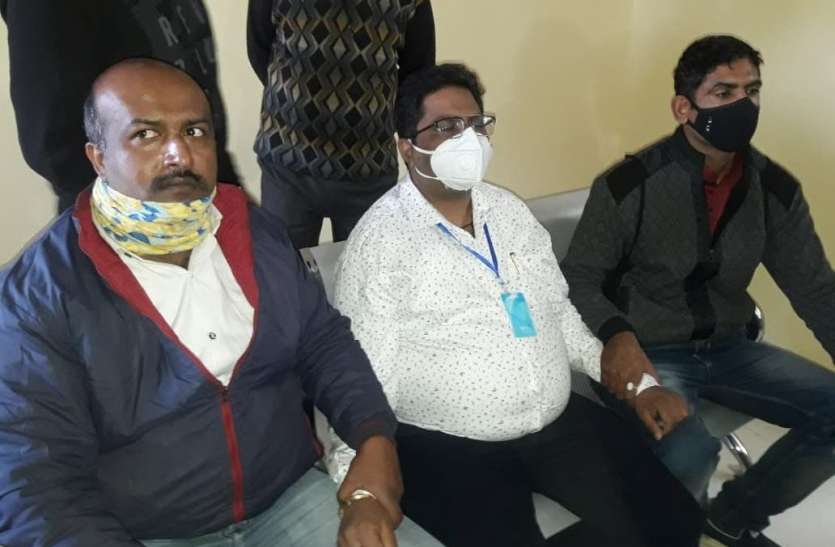 50 lakhs were demanded from the builder नगर निगम का सिटी प्लानर रनिंग कार में 5 लाख की घूस लेते पकडा
