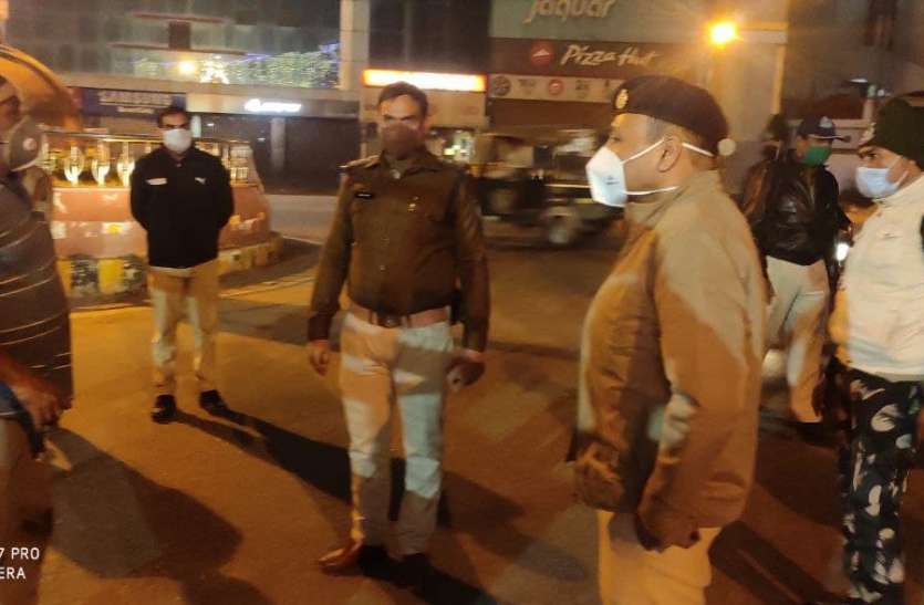 Even at weddings, people will count and it will be churned रात में सडकों पर उतारी पुलिस, कोरोना की चेकिंग