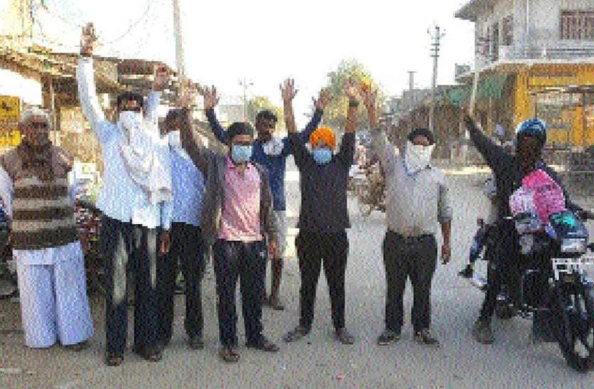 धूल से परेशान दुकानदारों ने किया विरोध-प्रदर्शन धूल से परेशान दुकानदारों ने किया विरोध-प्रदर्शन