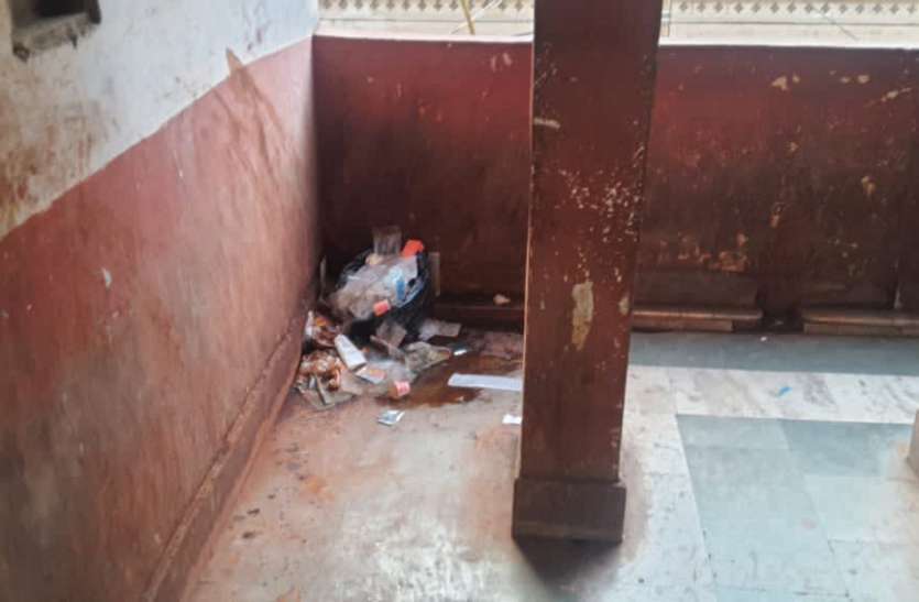 इंद्रा मार्केट में हर जगह गंदगी के ढेर, नहीं होती सफाई इंद्रा मार्केट में हर जगह गंदगी के ढेर, नहीं होती सफाई