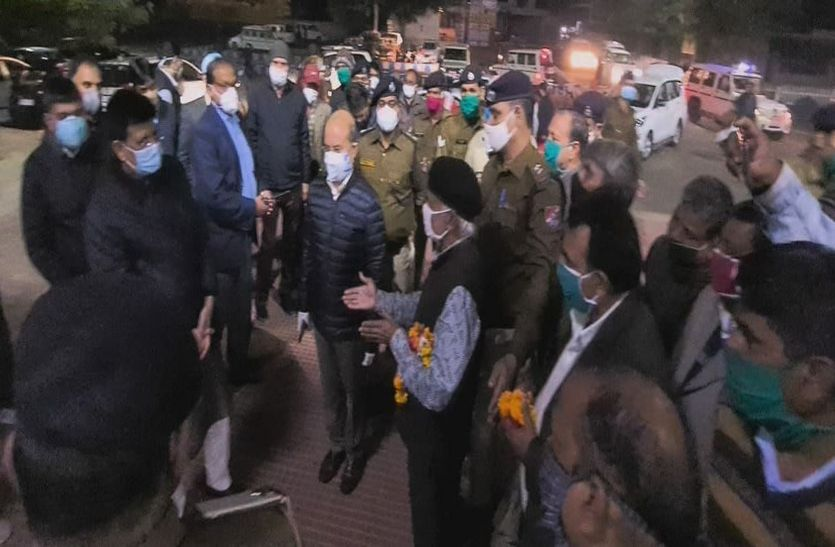 रेलमंत्रीजी करौली में बिछाओ रेल लाइन रेलमंत्रीजी करौली में बिछाओ रेल लाइन