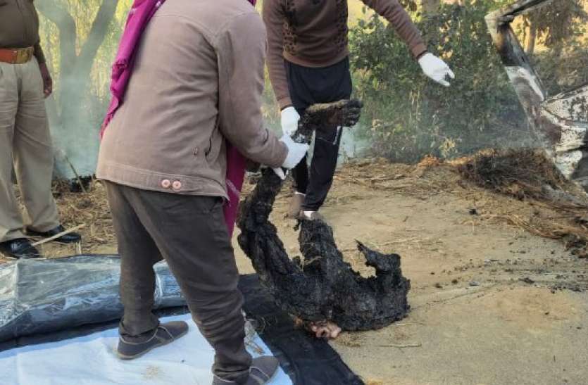 b3.jpg खाई में गिरे मिनी ट्रक में लगी आग जूता व्यापारी समेत दाे जिंदा जले