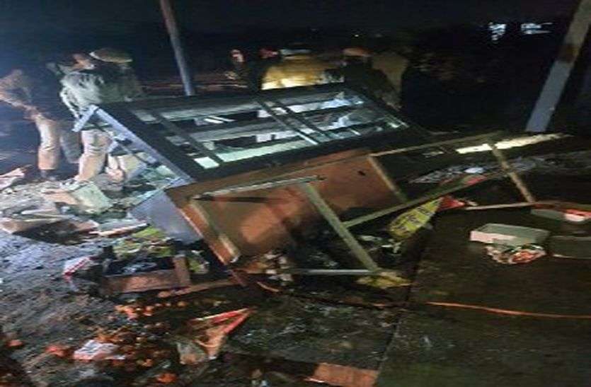 दो पक्षों में खूनी संघर्ष : सात मोटरसाइकिलें जलाई, दुकानों व मकान में तोडफ़ोड़,लाठी-चाकू से हमला दो पक्षों में खूनी संघर्ष : सात मोटरसाइकिलें जलाई, दुकानों व मकान में तोडफ़ोड़,लाठी-चाकू से हमला