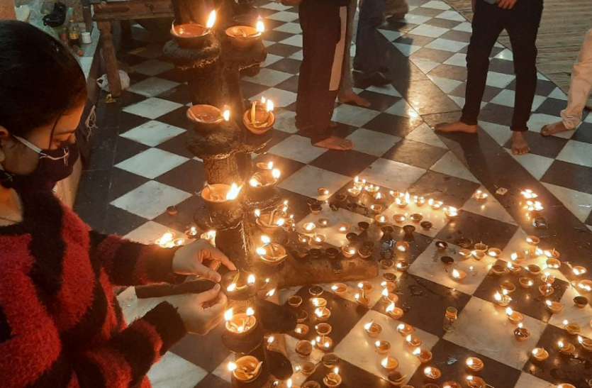 DEV DIWALI: देवताओं की दिवाली पर देवालयों में दीपदान DEV DIWALI: देवताओं की दिवाली पर देवालयों में दीपदान