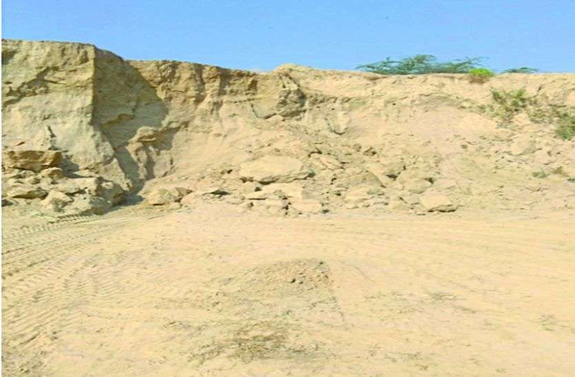 खनन माफिया ने खेतों को जबरन खोदा खनन माफिया ने खेतों को जबरन खोदा