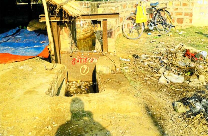 किसान नहर की खुद कर रहे सफाई किसान नहर की खुद कर रहे सफाई