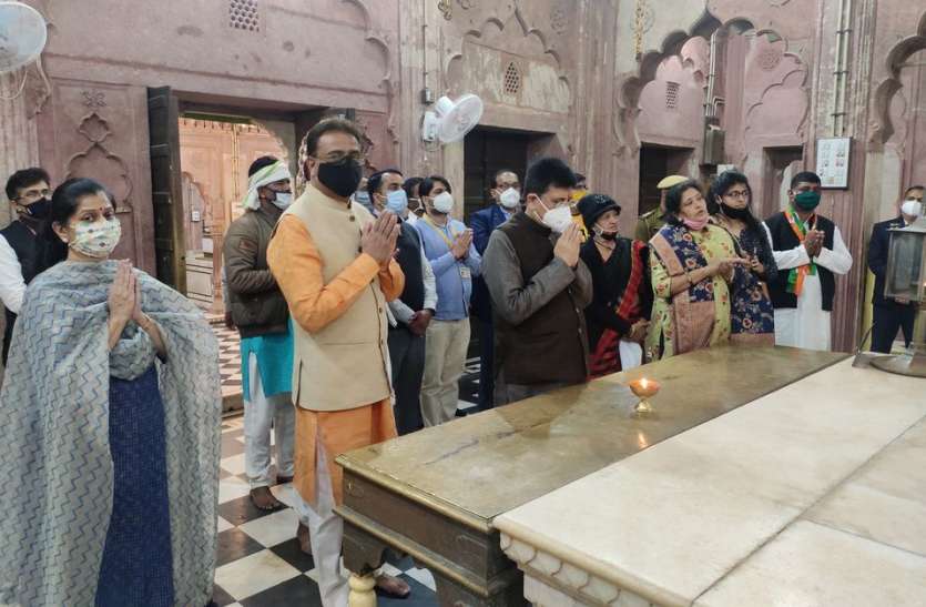 रेल मंत्री नेे 108 परिक्रमा लगा किए चांदनपुर वाले भगवान महावीरजी के दर्शन रेल मंत्री नेे 108 परिक्रमा लगा किए चांदनपुर वाले भगवान महावीरजी के दर्शन