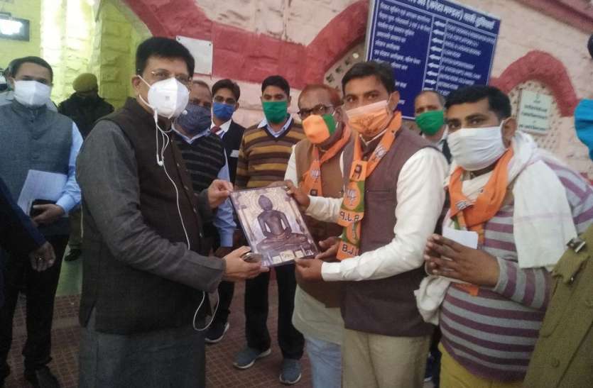 तय समय से तीन घंटा पहले रेलवे स्टेशन पहुंचे रेल मंत्री,ऐन वक्त बदला कार्यक्रम तय समय से तीन घंटा पहले रेलवे स्टेशन पहुंचे रेल मंत्री,ऐन वक्त पर बदला कार्यक्रम