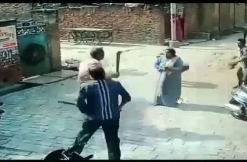 बिजली कटिया का तार हटाने पर पड़ोसियों द्वारा चापड़ से हमला, बिजली कटिया का तार हटाने पर पड़ोसियों द्वारा चापड़ व तलवार से हमला, अफरा तफरी