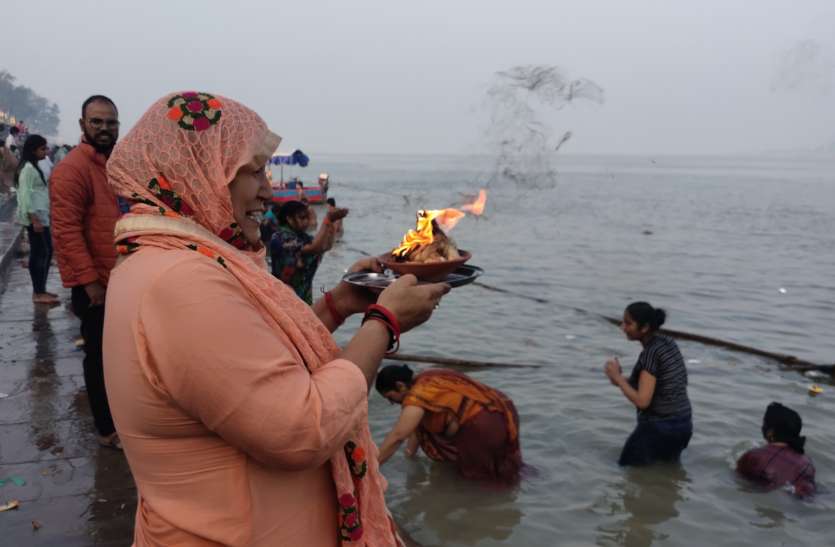 कोविड-19 प्रोटोकॉल के बीच कार्तिक पूर्णिमा स्नान कर रहे श्रद्धालु कोविड-19 प्रोटोकॉल के बीच कार्तिक पूर्णिमा स्नान कर रहे श्रद्धालु
