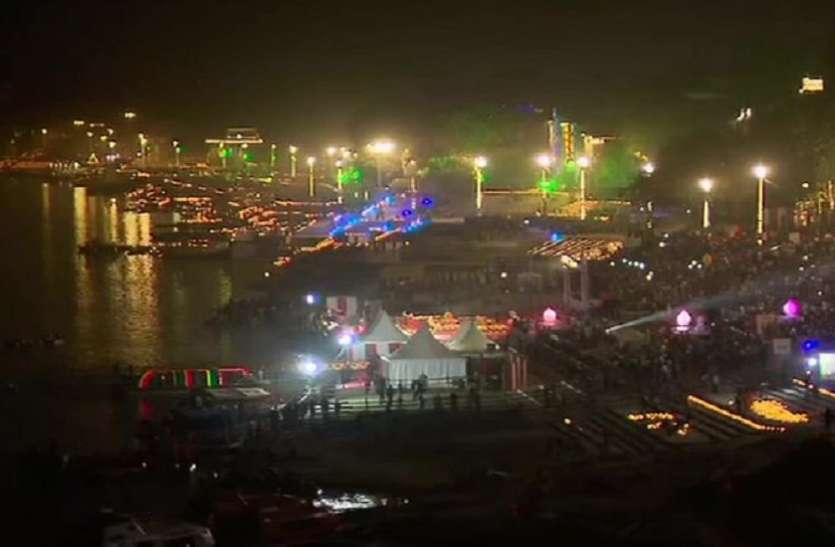 kashi_1.jpg पीएम मोदी ने दीप जलाकर देव दीपावली का किया शुभारंभ, 15 लाख दियो की रोशनी से जगमग हो उठे काशी के 84 घाट